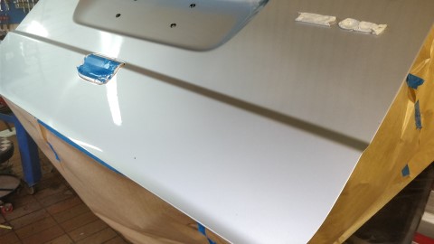 Ns. paikkamaalaus. Luukku on maalattu vain osittain