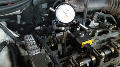 Kuvassa on meneillään moottorin nokka-akselien ajoituksien säätö.