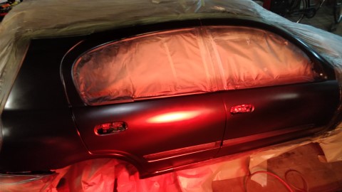 Auton osamaalaus. Kuvassa ir-kuivaus meneillään